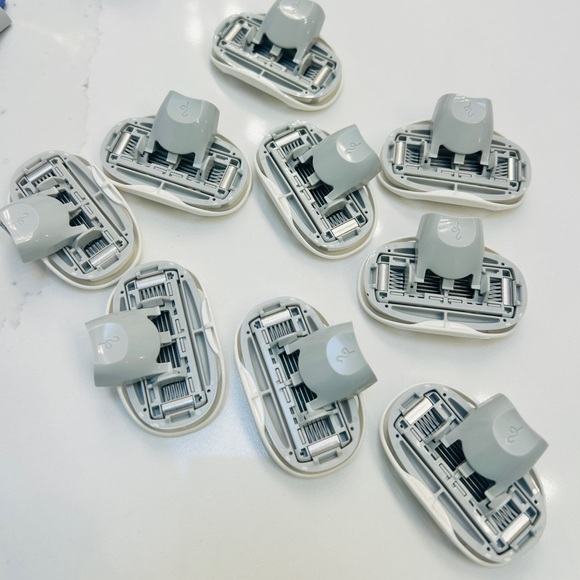 🦩 9 unopened flamingo razor refills, handle, and shower suction attachment - Picture 2 of 3